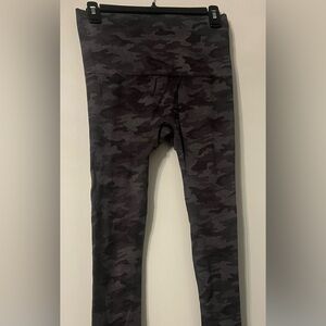 Spanx Look At Me Now Seamless Gray Camo Leggings